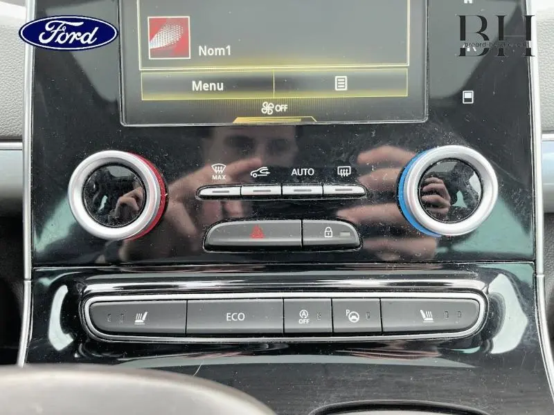 Détail de la console centrale noire brillante du Renault Espace gris Cassiopée avec commandes climatisation et écran tactile.