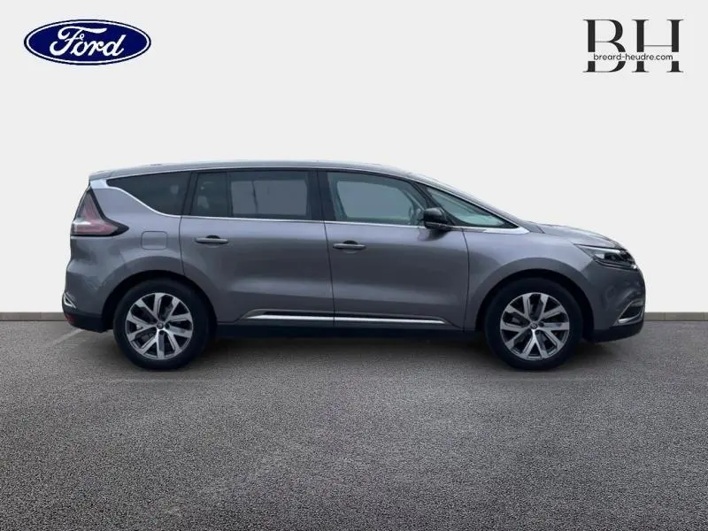 Vue de profil côté gauche du Renault Espace gris Cassiopée 2017 avec jantes alliage et vitres surteintées.