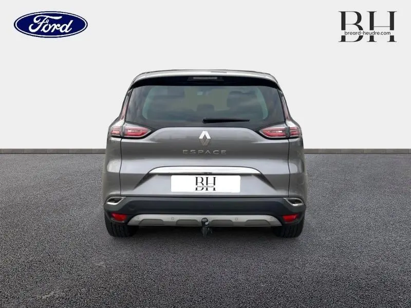 Vue arrière d'un Renault Espace gris Cassiopée 2017 avec feux LED et attelage visible.