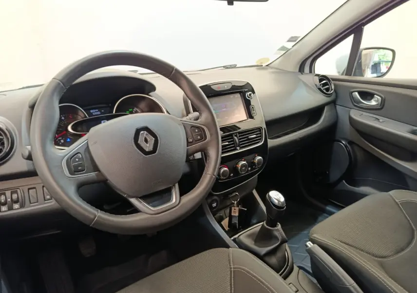 Intérieur avant droit de Renault Clio Business dCi 75 2018, volant cuir multifonctions et écran tactile central visible.