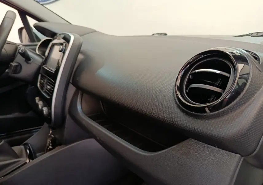 Tableau de bord noir et console centrale vue côté passager de la Renault Clio Business dCi 75 2018.