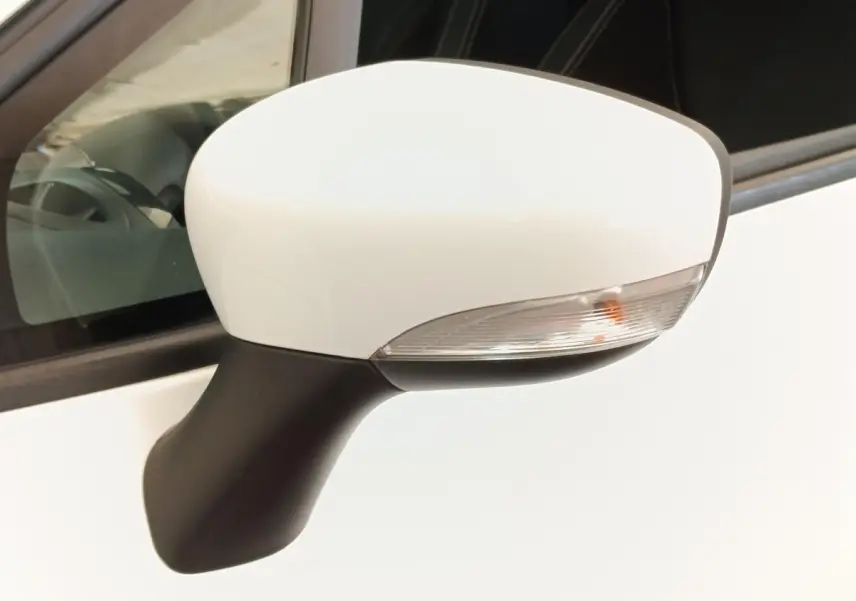 Rétroviseur droit blanc de Renault Clio Business 2018 avec clignotant intégré, vue rapprochée sur fond blanc.