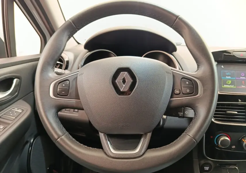 Volant cuir noir de Renault Clio Business dCi 75 2018, vue frontale centrée avec commandes multifonctions visibles.