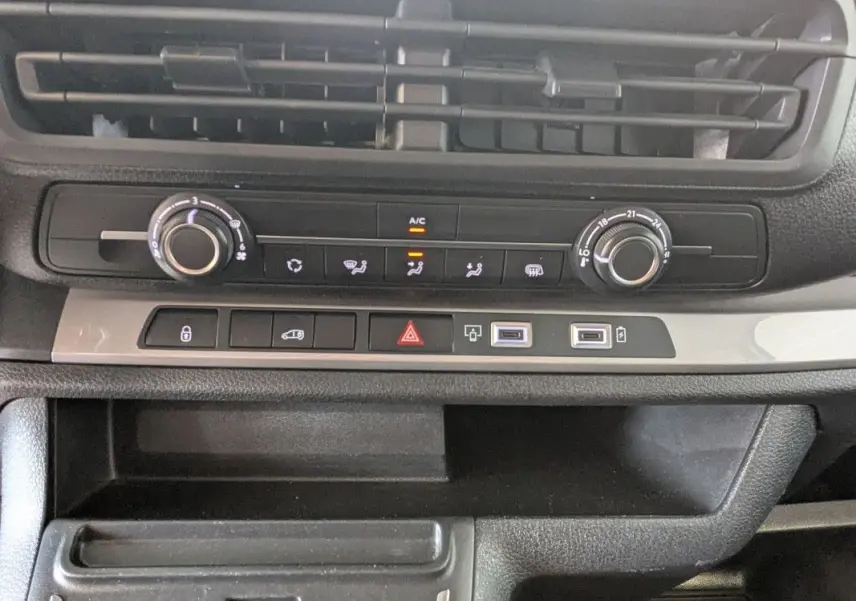Détail de la console centrale du Fiat Scudo Fourgon blanc 2025 montrant les commandes de climatisation et les ports USB.