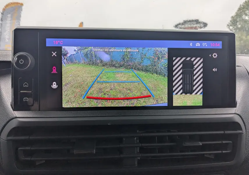 Écran tactile intérieur montrant la caméra de recul et l'aide au stationnement du Fiat Scudo Fourgon blanc 2025.