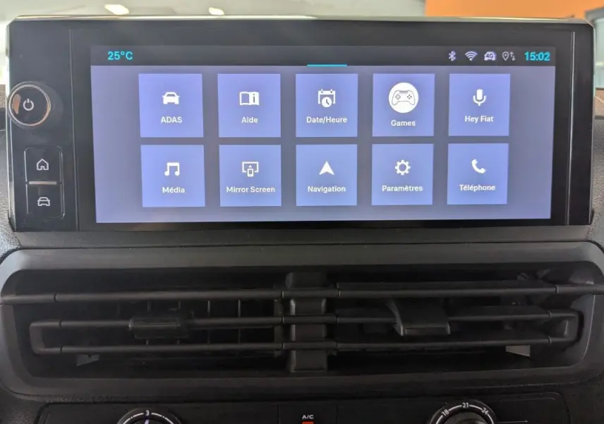 Écran tactile couleur HD de 10 pouces affichant le menu principal du système multimédia du Fiat Scudo Fourgon XL 2025.