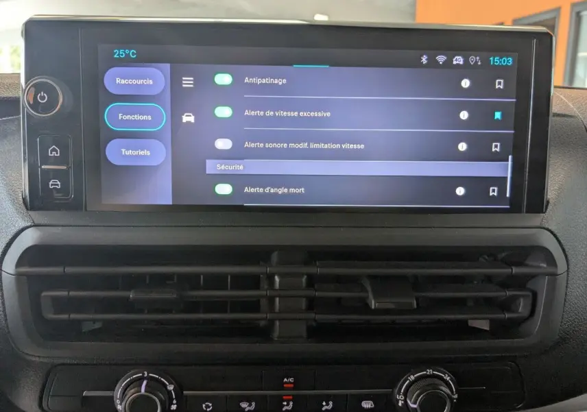 Écran tactile couleur HD 10 pouces du tableau de bord du Fiat Scudo Fourgon XL 145 blanc, affichant les réglages de sécurité.