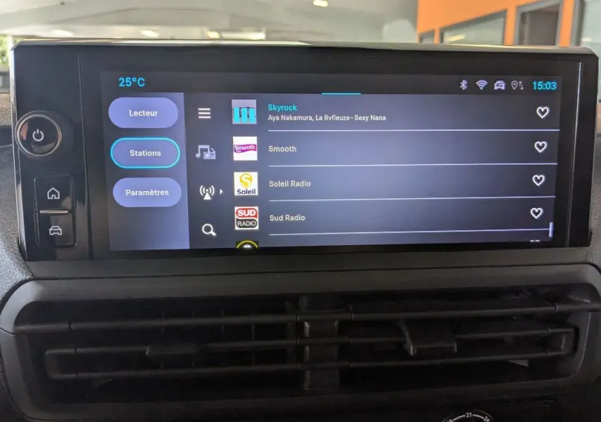Écran tactile couleur HD de 10 pouces du FIAT Scudo Fourgon XL 145 EAT8 affichant les stations radio.
