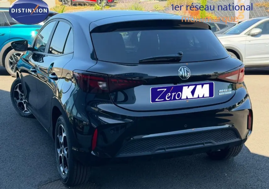 Vue 3/4 arrière droite d'une MG3 1.5 Hybrid+ Luxury noire métallisée avec jantes alu et vitres surteintées.