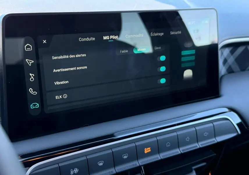 Gros plan sur l'écran tactile central du MG3 1.5 Hybrid+ 195ch Luxury affichant les réglages MG Pilot.