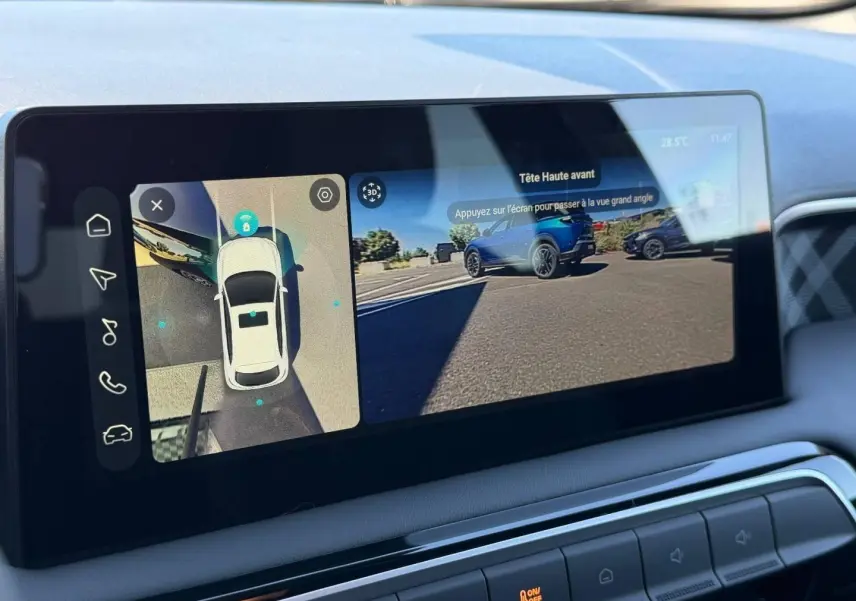 Écran tactile intérieur montrant la caméra panoramique 360° et vue aérienne du MG3 Pebble Black hybride.