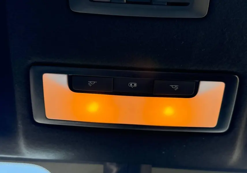 Plafonnier intérieur allumé avec commandes d’éclairage, vue en gros plan dans un MG3 Pebble Black 2026 hybride.