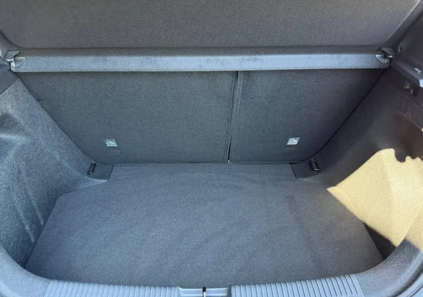 Coffre ouvert de MG3 1.5 Hybrid+ 195ch Luxury en Pebble Black métallisé, montrant l’espace de rangement intérieur.