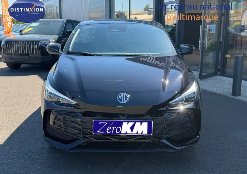 Vue avant d'une MG3 1.5 Hybrid+ 195ch Luxury en Pebble Black métallisé, avec phares LED allumés et calandre imposante.