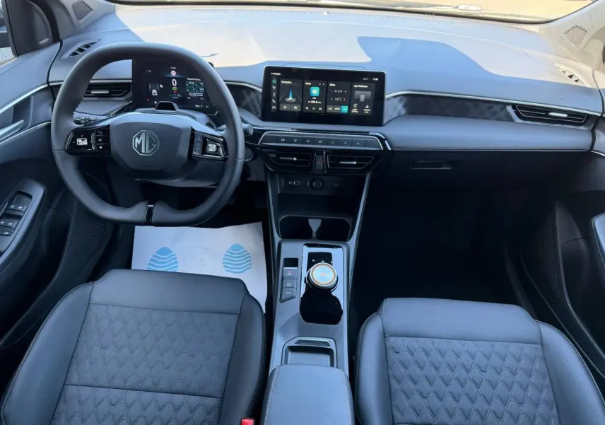 Vue intérieure avant du MG3 1.5 Hybrid+ 195ch Luxury avec tableau de bord moderne et sièges en similicuir noir.