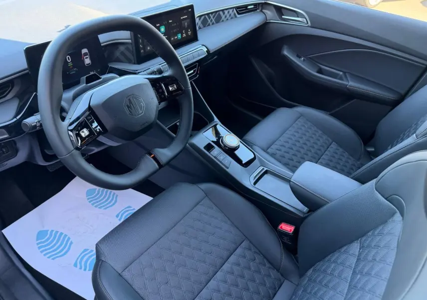 Intérieur noir du MG3 Hybrid+ 2026 vu côté conducteur, volant cuir multifonction et tableau de bord digital.