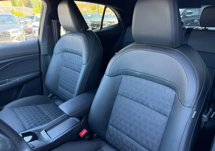 Vue intérieure rapprochée des sièges avant en similicuir noir avec surpiqûres contrastantes du MG3 1.5 Hybrid+ 195ch Luxury.