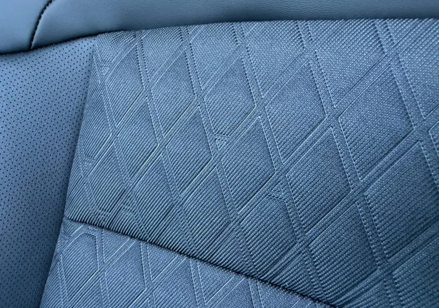 Gros plan sur le tissu noir à motif géométrique du siège avant du MG3 1.5 Hybrid+ 195ch Luxury.