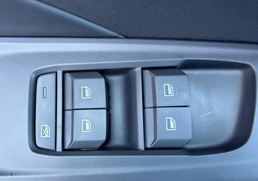 Gros plan sur les commandes des vitres électriques côté conducteur du MG3 1.5 Hybrid+ Pebble Black.