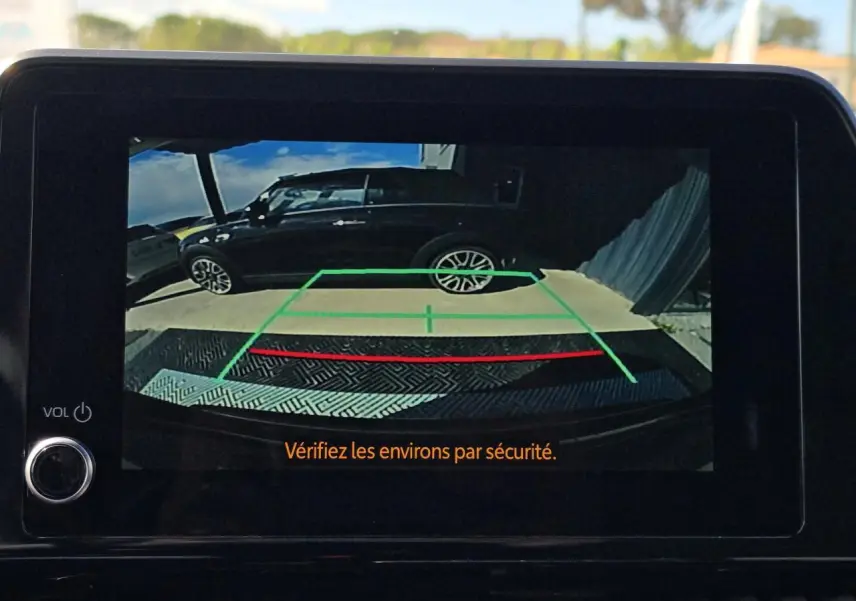 Vue latérale droite du Toyota C-HR 1.8 Hybride 2023 noir métal, affiché sur l'écran de la caméra de recul.