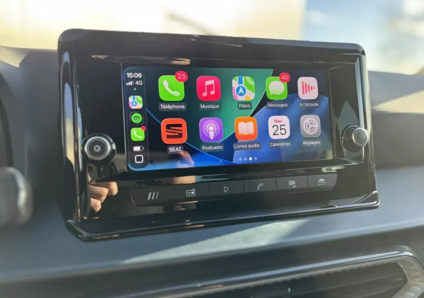 Écran tactile central du tableau de bord du SEAT Arona 2025 affichant Apple CarPlay avec icônes colorées.
