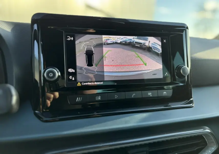 Écran central affichant la caméra de recul du SEAT Arona TSI 115 Xpérience, vue intérieure du tableau de bord.