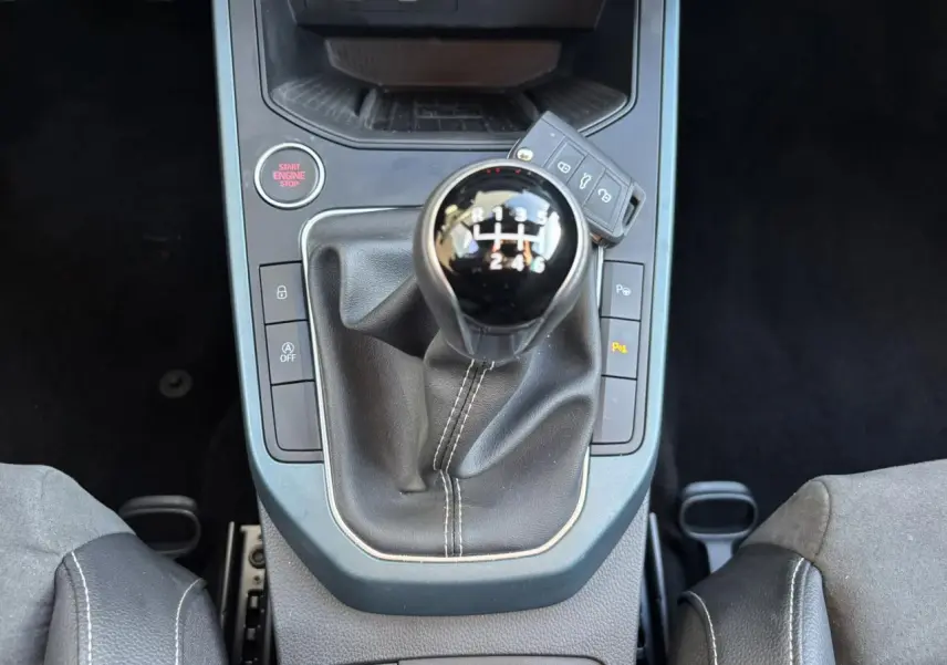 Gros plan sur la console centrale du SEAT Arona TSI 115 Xpérience 2025 avec levier de vitesses manuel et clé posée dessus.
