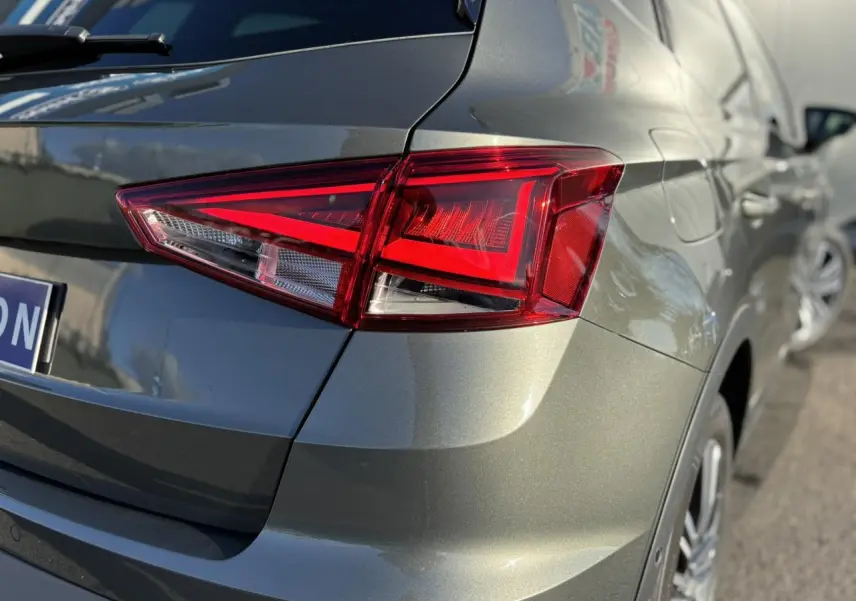 Gros plan sur le feu arrière droit d'un SEAT Arona 2025 gris Cliff avec peinture métallisée et jante alliage visible.