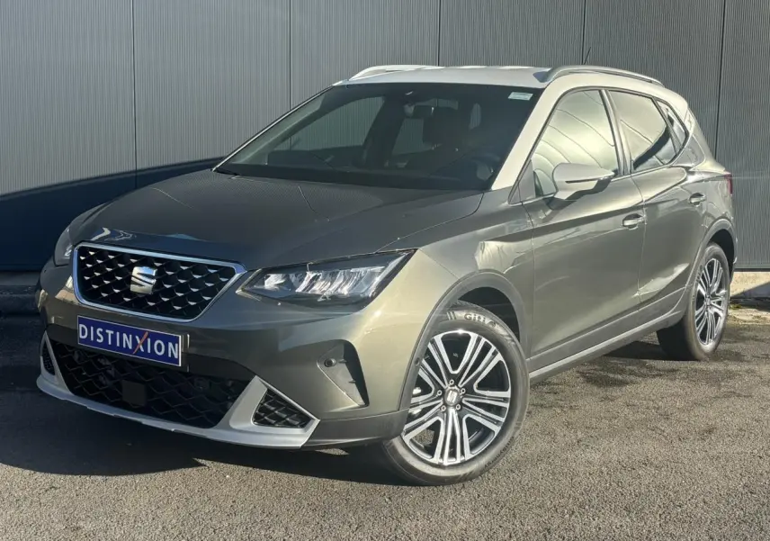 SEAT Arona TSI 115 Xpérience gris Cliff en 3/4 avant droit avec jantes alliage 17 pouces et calandre chromée.