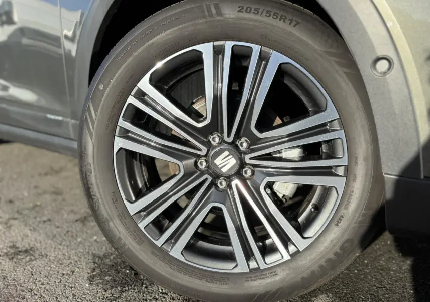 Gros plan sur la jante alliage 17'' du côté avant droit du SEAT Arona Gris Cliff 2025.