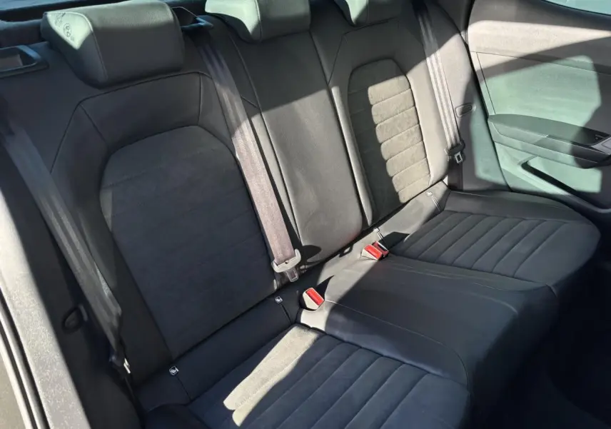 Vue intérieure du siège arrière en cuir noir et tissu gris du SEAT ARONA TSI 115 Xpérience 2025, côté droit.