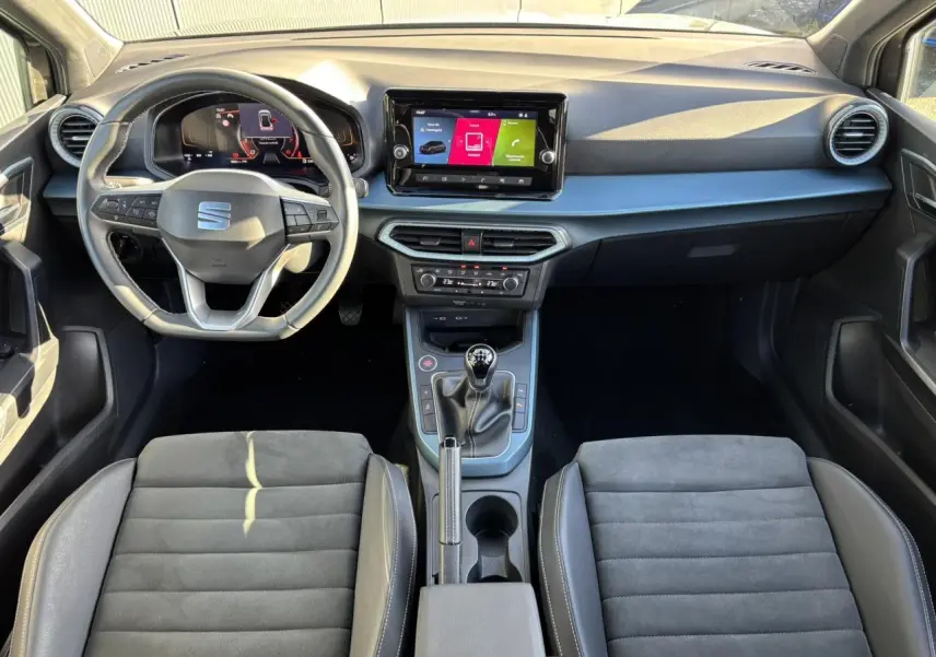 Intérieur du SEAT Arona TSI 115 Xpérience 2025, vue frontale du tableau de bord et volant cuir multifonction.