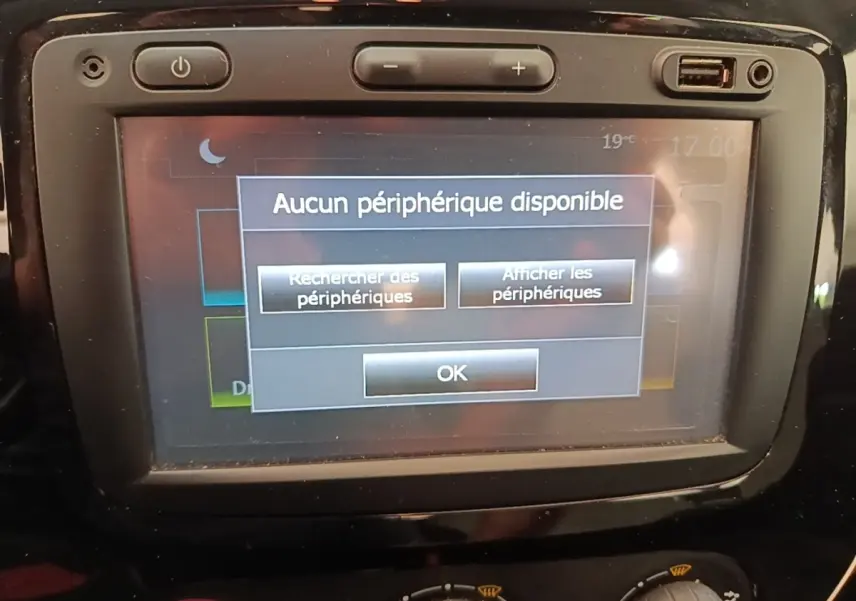 Écran tactile central du tableau de bord du Renault Captur gris clair 2018 affichant un message de connexion Bluetooth.
