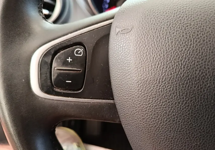 Gros plan sur le volant gris foncé du Renault Captur 2018, avec commandes de régulateur de vitesse visibles.