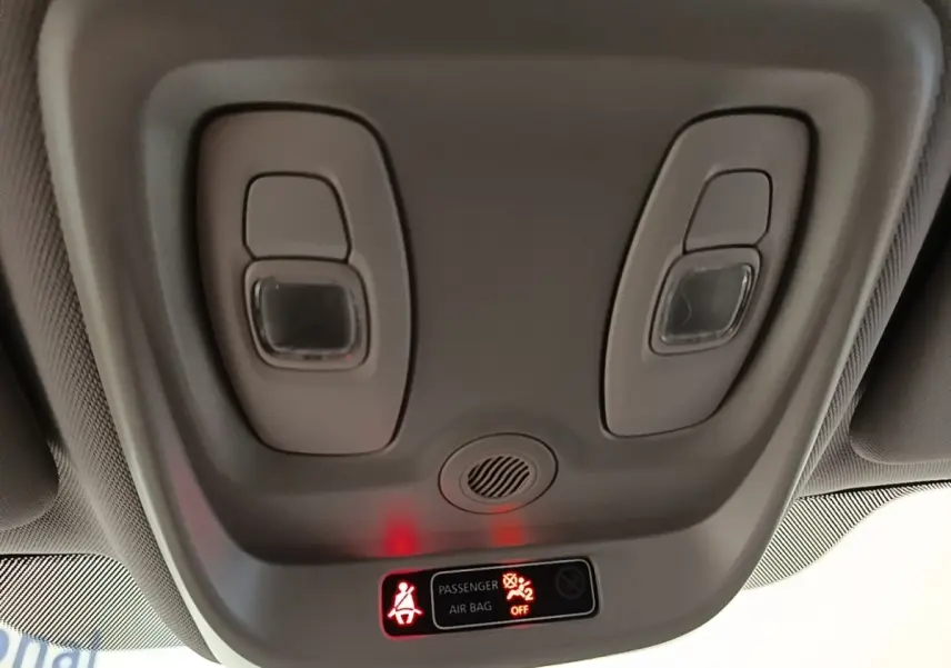 Vue intérieure du plafonnier gris clair du Renault Captur Zen 2018 avec voyants airbag passager et ceinture allumés.