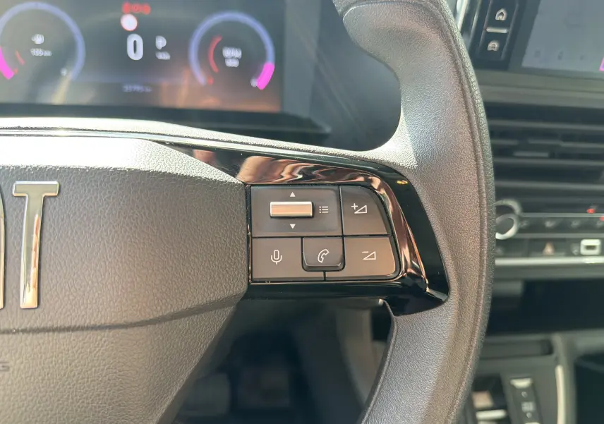 Gros plan sur le volant côté droit du Fiat Scudo Fourgon blanc 2025, avec commandes audio et téléphone intégrées.