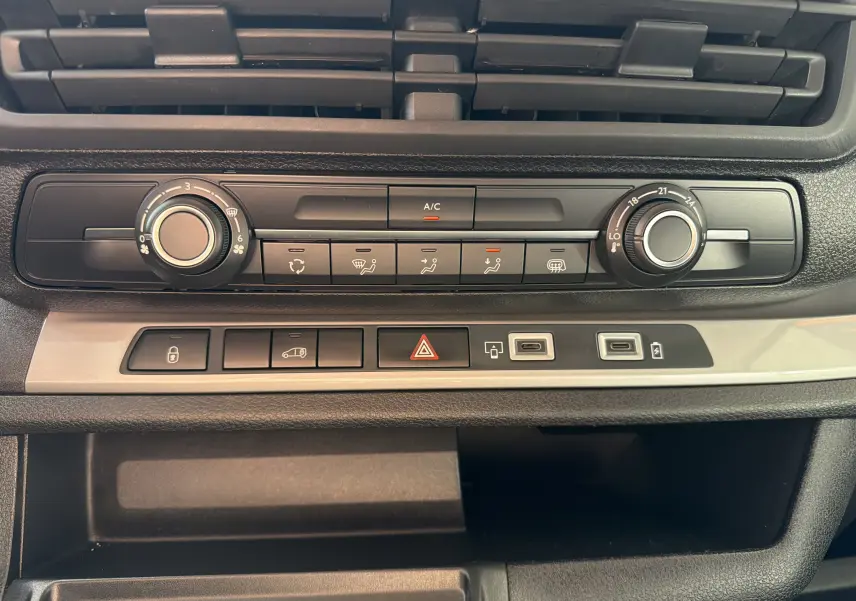 Gros plan sur la console centrale du Fiat Scudo Fourgon blanc 2025, montrant les commandes de climatisation et boutons multifonctions.