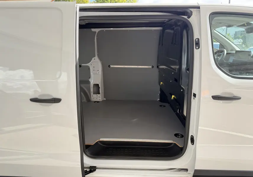 Vue latérale droite du fourgon FIAT Scudo XL blanc avec porte coulissante ouverte montrant l'espace de chargement vide.