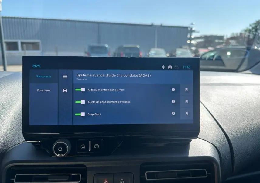 Écran tactile du système d’aide à la conduite dans l’habitacle du Citroën Berlingo Kiama Blue, vue avant.