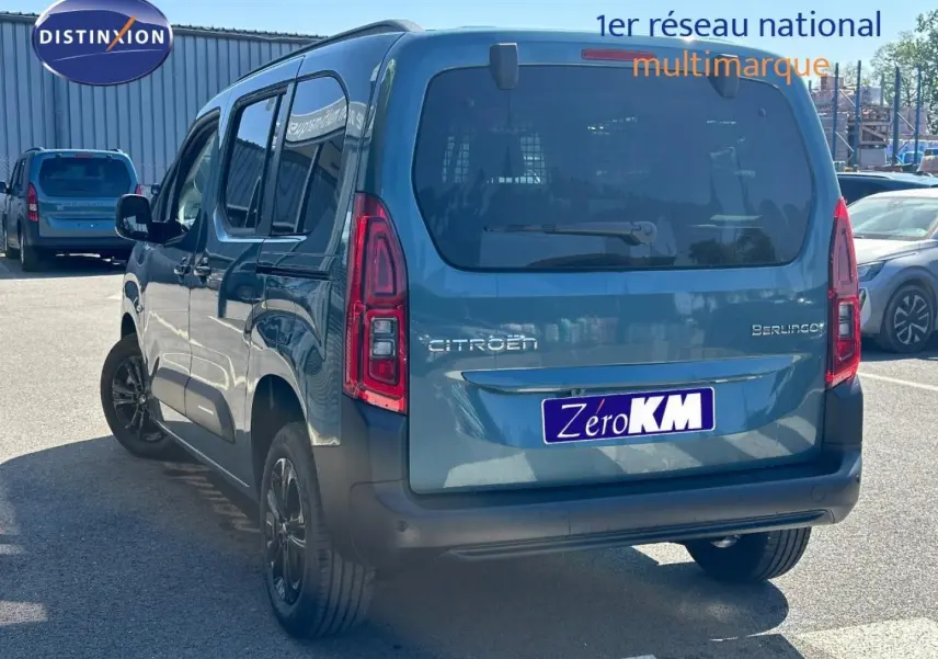 Vue 3/4 arrière droite du Citroën Berlingo 2026 en Kiama Blue avec vitres teintées et jantes alu noires.