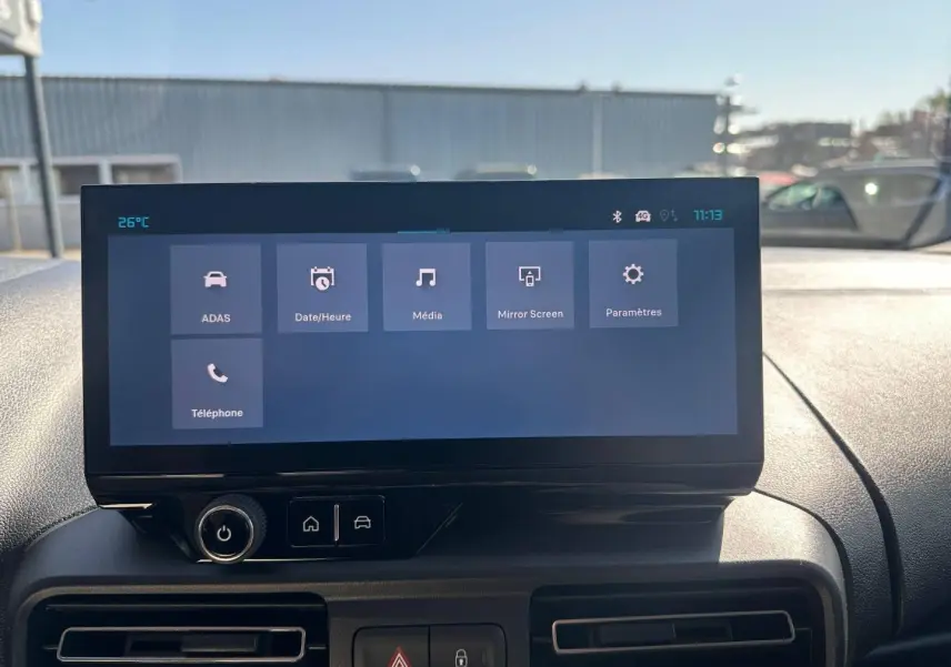 Écran tactile central affichant les options ADAS, Média et Téléphone, tableau de bord noir intérieur Citroën Berlingo.