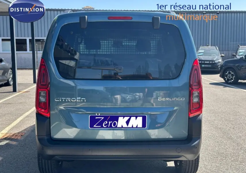 Vue arrière du Citroën Berlingo 2026 en Kiama Blue avec hayon vitré et pare-chocs noir.