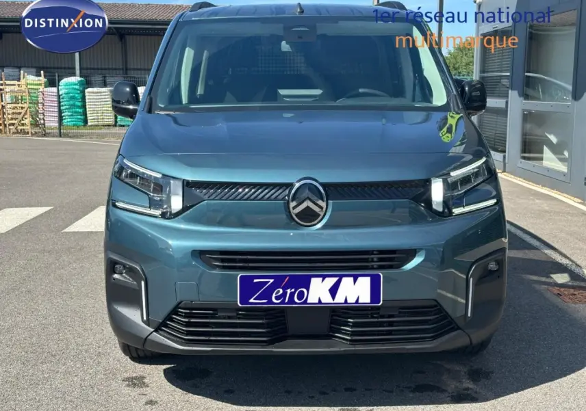 Vue avant d'un Citroën Berlingo 2026 bleu Kiama avec calandre noire et phares LED distinctifs.