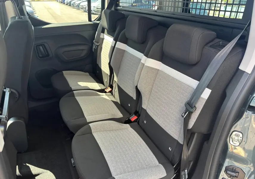 Vue intérieure côté droit sur les trois sièges arrière individuels gris et noirs du Citroën Berlingo Kiama Blue 2026.