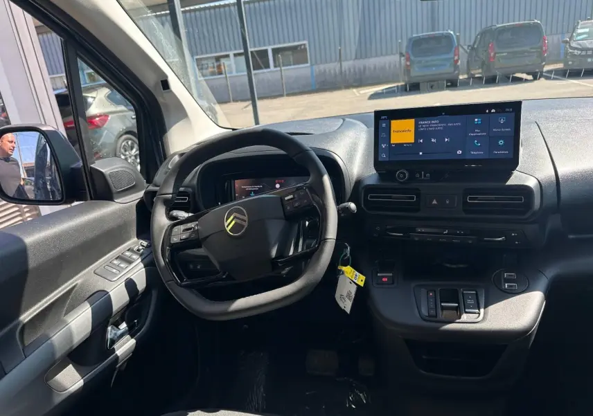 Intérieur du Citroën Berlingo 2026 en Kiama Blue, vue du poste de conduite avec volant multifonction et écran tactile central.