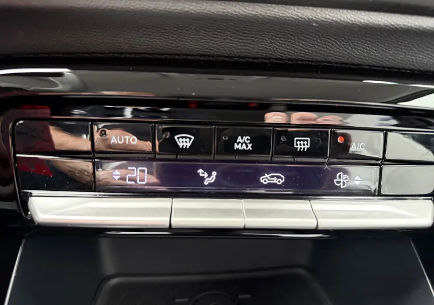 Panneau de commande de la climatisation digitale de la Citroën C3 hybride 2026 avec affichage de la température à 20°C.