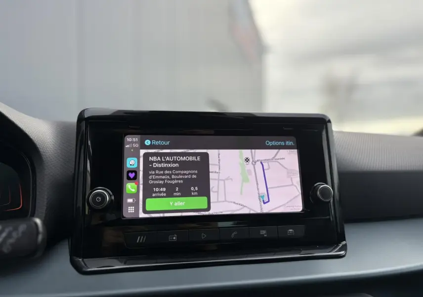 Écran tactile central avec navigation GPS affichant un itinéraire dans l'habitacle d'une SEAT Arona 2025.