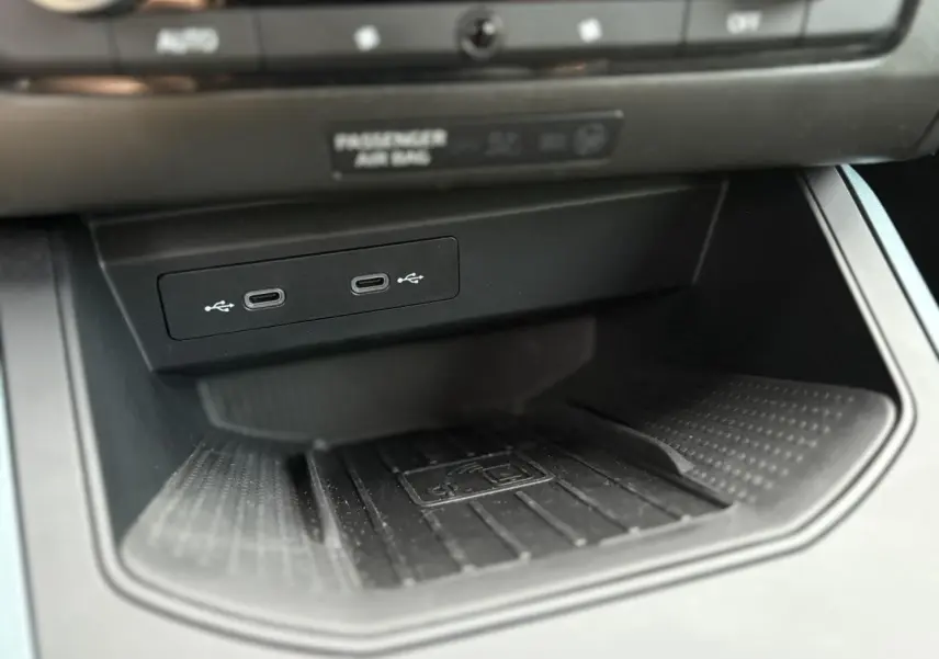 Gros plan sur la console centrale du SEAT Arona TSI 115 Xpérience montrant deux ports USB-C et un espace de recharge sans fil.
