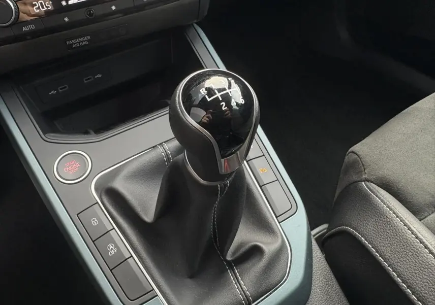 Le levier de vitesses manuel noir de la SEAT Arona TSI 115 Xpérience, avec bouton Start/Stop visible.