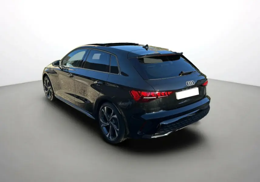 Audi A3 TFSI 150 Hybrid S-Line noir mythic vue 3/4 arrière droit avec jantes alu 18 pouces et vitres surteintées.
